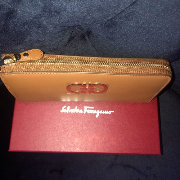 New Salvatore Ferragamo Giancini Wallet - Picture 3 of 10